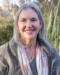 headshot of Leslie Hyatt mindful self compassion meditation and writing retreat teacher